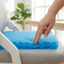 Almohada confort SitRelief de gel hexagonal, transformando un asiento común en un espacio de bienestar al sentarse, ideal para alivio presión cóccix y mejorar la postura saludable.