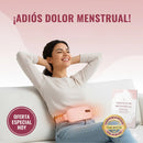 Mujer usando FlowBand Zen mientras trabaja, disfrutando alivio del dolor menstrual gracias al calor suave y masaje vibratorio inteligente.