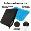 Almohada portátil SitRelief en un asiento de coche, brindando soporte lumbar y cojín coche para viajes largos, asegurando sentarse sin cansancio y una vida sin incomodidad durante el trayecto.