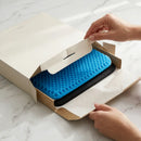 Cojín gel hexagonal SitRelief, mostrando su estructura de colmena para alivio presión cóccix y alivio tensión espalda, garantizando frescura y bienestar diario en cualquier asiento.