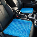 Almohada SitRelief con su funda protectora negra, antideslizante y lavable, lista para ofrecer un asiento ergonómico y soporte postural en cualquier lugar, desde la oficina hasta el hogar.