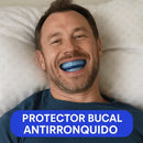 Primer plano de un hombre sonriendo con el protector bucal azul de Ronix colocado correctamente.