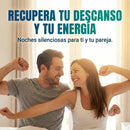 Pareja despertando con energía y alegría en una cama iluminada. Texto: "Recupera tu descanso y tu energía"